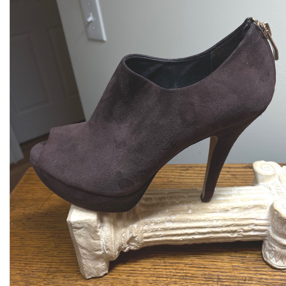 Vince Camuto Dark Brown Suede Peep Toe Platform Booties Gold Back Zip Heels 9B * - Picture 13 of 16